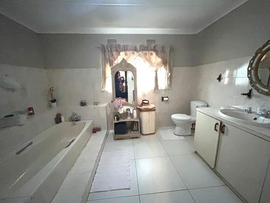 5 Bedroom Property for Sale in Beacon Bay Eastern Cape